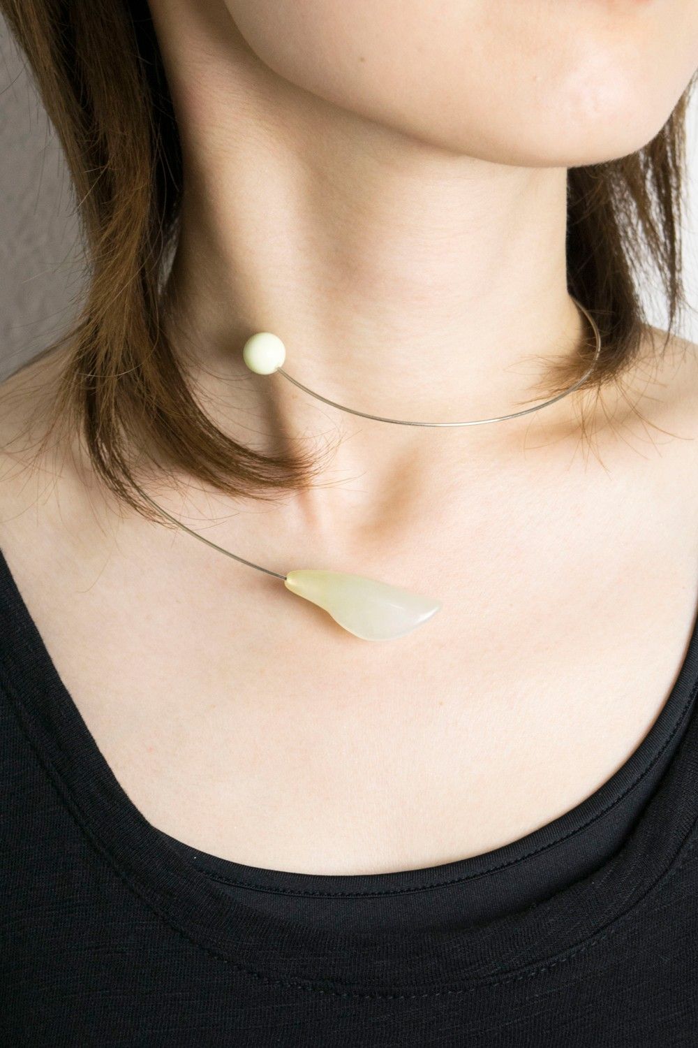 ラウンドアシメトリックネックワイヤーネックレス / Round Asymmetric Neck Wire with Jade and Magnasite