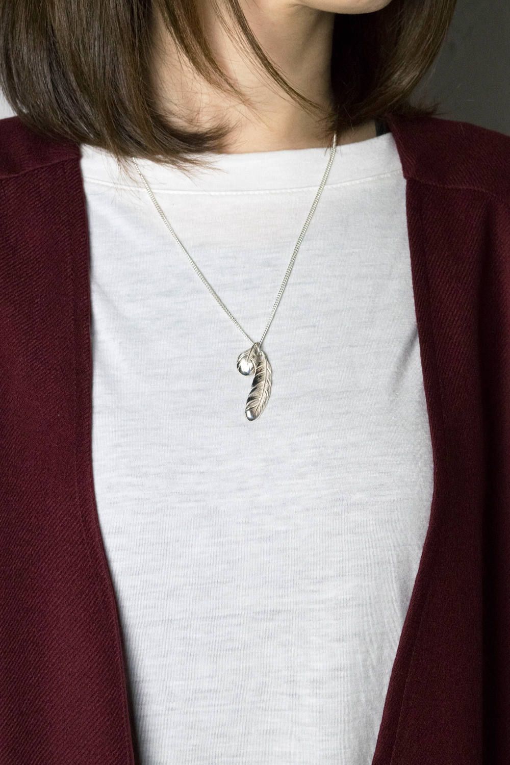 【お取り寄せ可能】New Leaf feather VERY SHINE Necklace [WHITE] / ニューリーフフェザーベリーシャインネックレス [ホワイト]