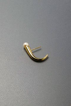 【お取り寄せ可能】シェルパールホーンピアス [ゴールド] / P108Pe