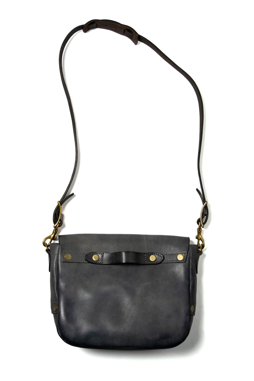 【25SS予約受付中｜12/17まで】レザーポストマンミニショルダーバッグ [グレー] / LEATHER POSTMAN MINI SHOULDER BAG [GRAY]