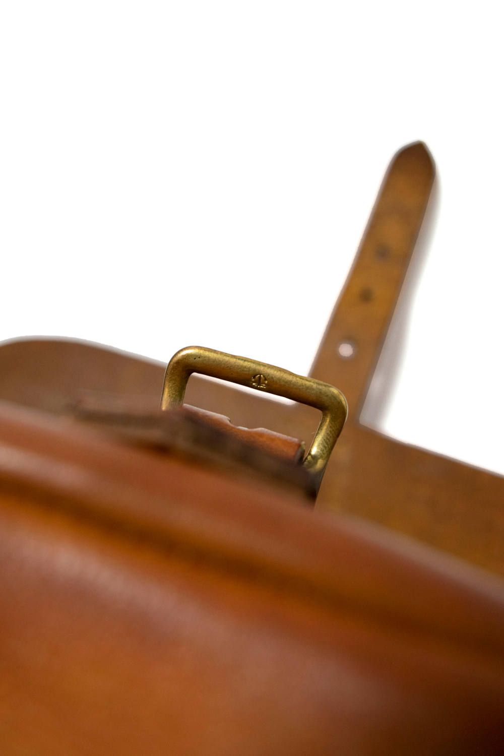 レザーポストマンミニショルダーバッグ [マスタードキャメル] / LEATHER POSTMAN MINI SHOULDER BAG [MUSTARD CAMEL]