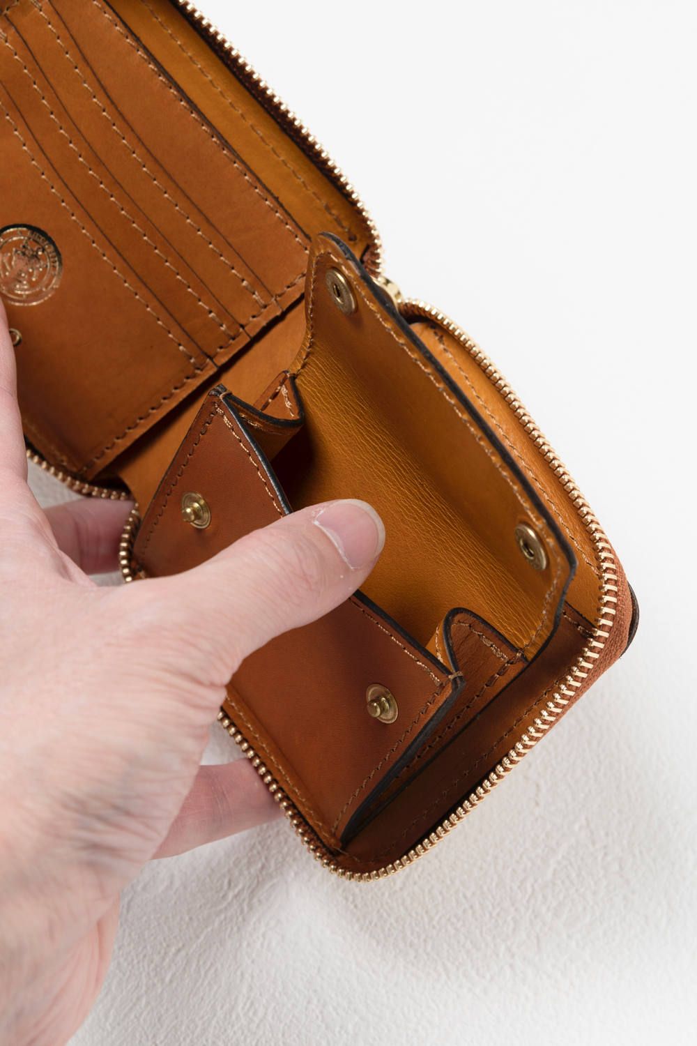 LEATHER VOYAGE ROUND ZIP SHORT WALLET [MEAL] | ショートウォレット (ラウンドジップ) / キャメル