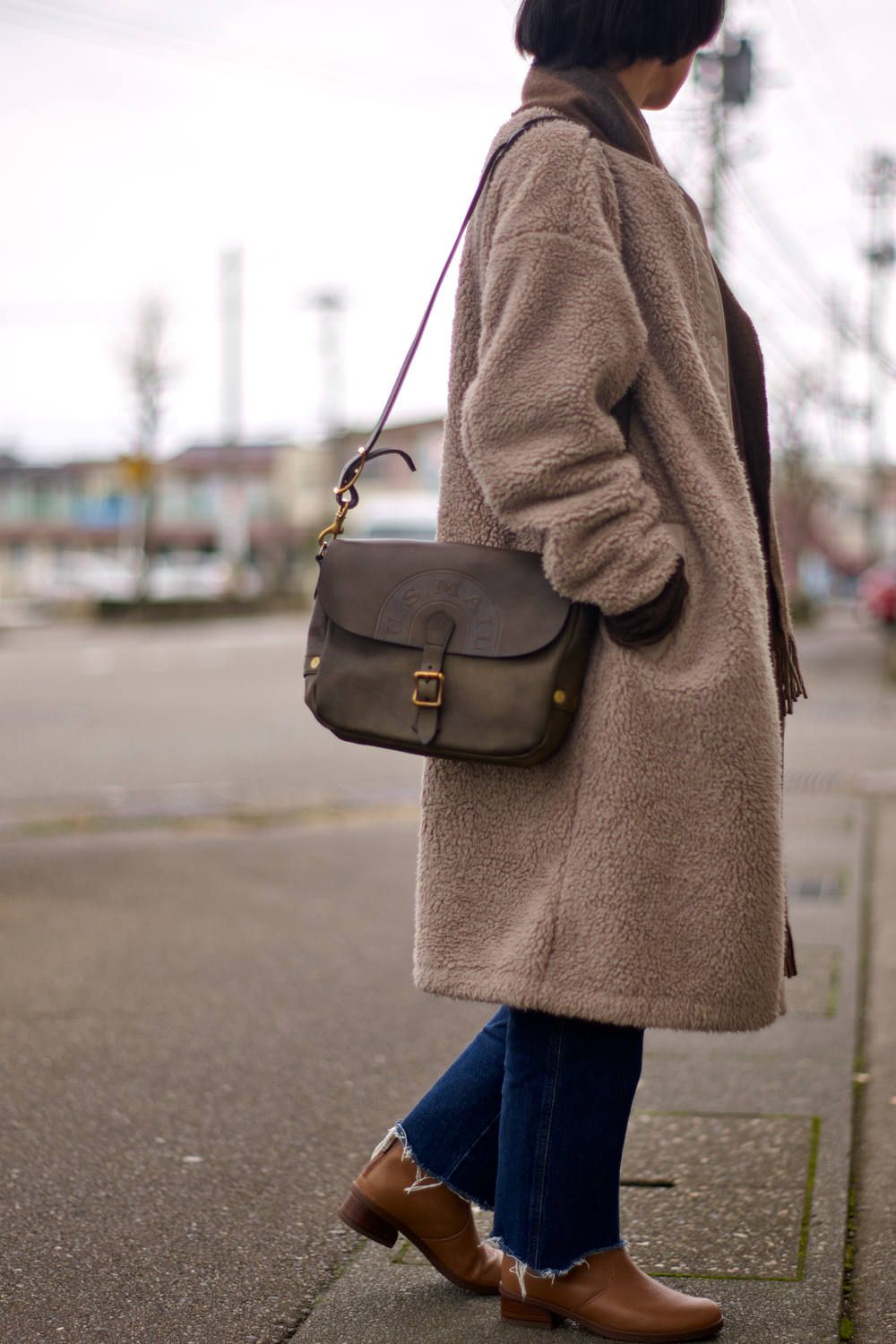 【25SS予約受付中｜12/17まで】レザーポストマンミニショルダーバッグ [オリーブ] / LEATHER POSTMAN MINI SHOULDER BAG [OLIVE]