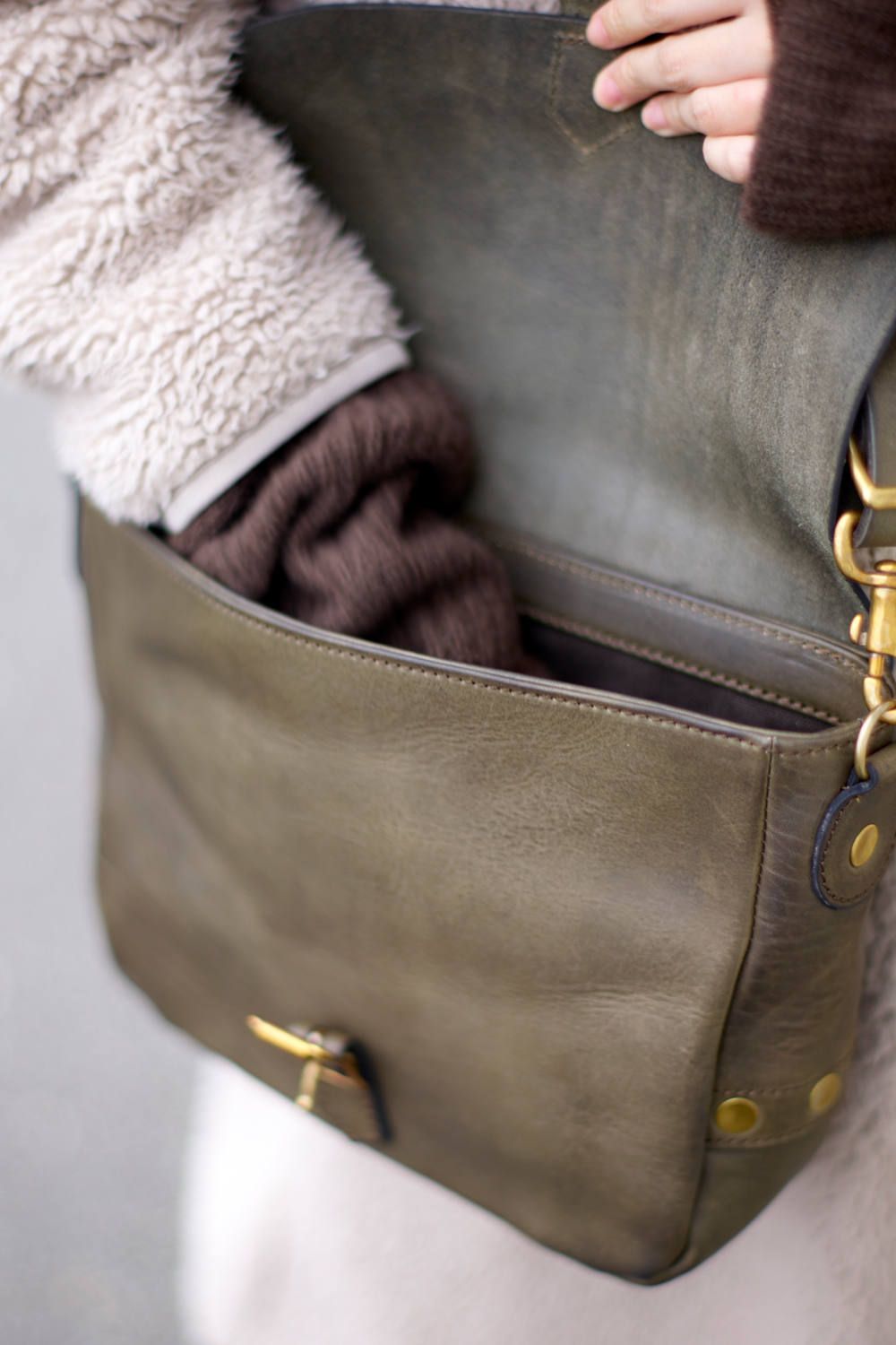 【25SS予約受付中｜12/17まで】レザーポストマンミニショルダーバッグ [オリーブ] / LEATHER POSTMAN MINI SHOULDER BAG [OLIVE]