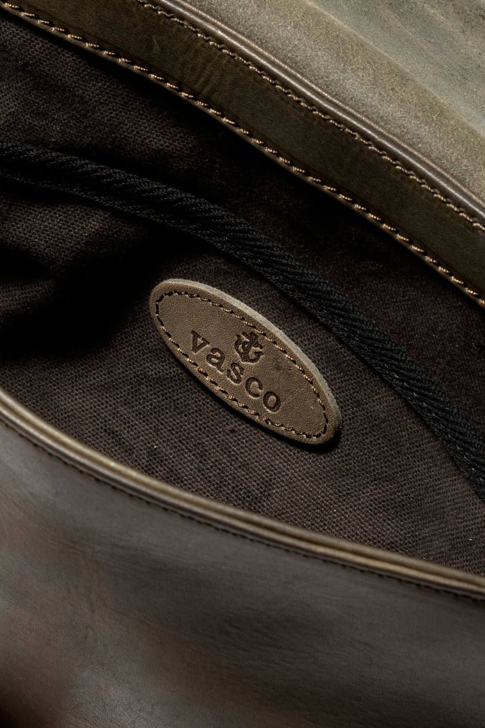 【25SS予約受付中｜12/17まで】レザーポストマンミニショルダーバッグ [オリーブ] / LEATHER POSTMAN MINI SHOULDER BAG [OLIVE]