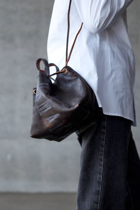 【26SS / 予約受付中】LEATHER MAIL PURSE BAG - SMALL [BLACK]｜レザーメールパースバッグ - スモール / ブラック