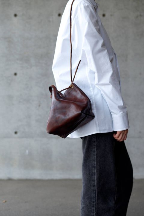 【26SS / 予約受付中】LEATHER MAIL PURSE BAG - SMALL [BROWN]｜レザーメールパースバッグ - スモール / ブラウン