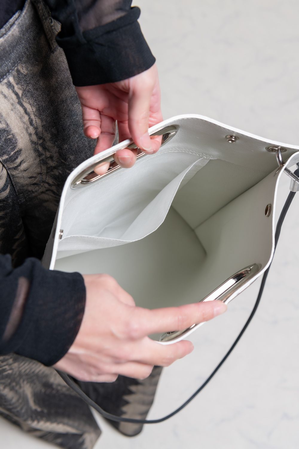 【お取り寄せ可能】壁クラッチ／ショルダー L・タテナガ [ホワイト] / w25-04-wh