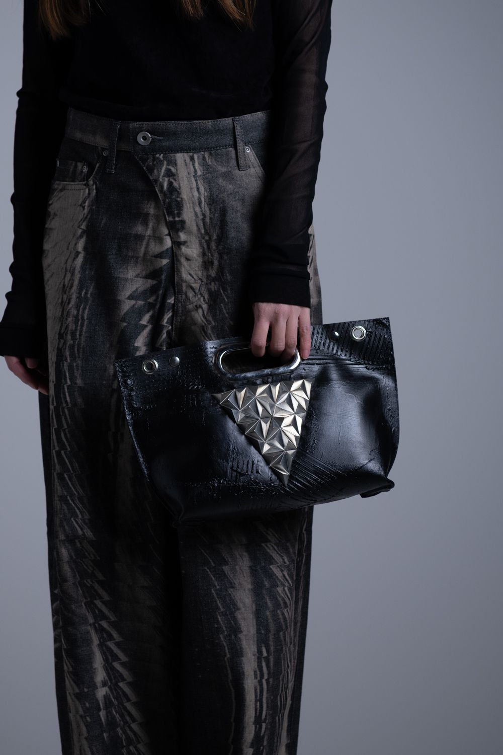 【お取り寄せ可能】壁クラッチ／ショルダー M [スタッズ／ブラック] / w25-03-ds/bk