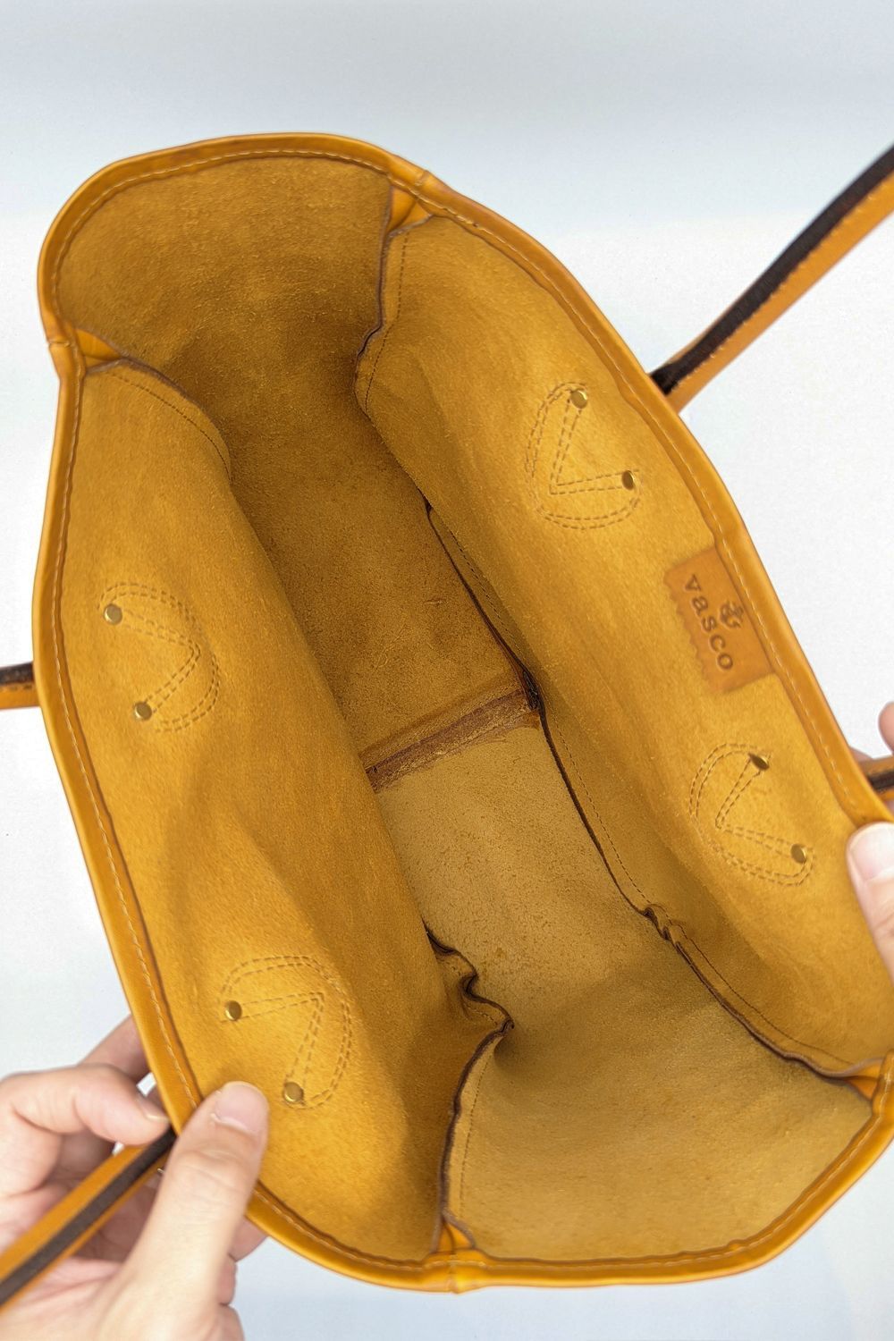 レザーオールドトートバッグ - ミディアム [マスタードキャメル] / LEATHER OLD TOTE BAG - MIDIUM [MUSTARD CAMEL]