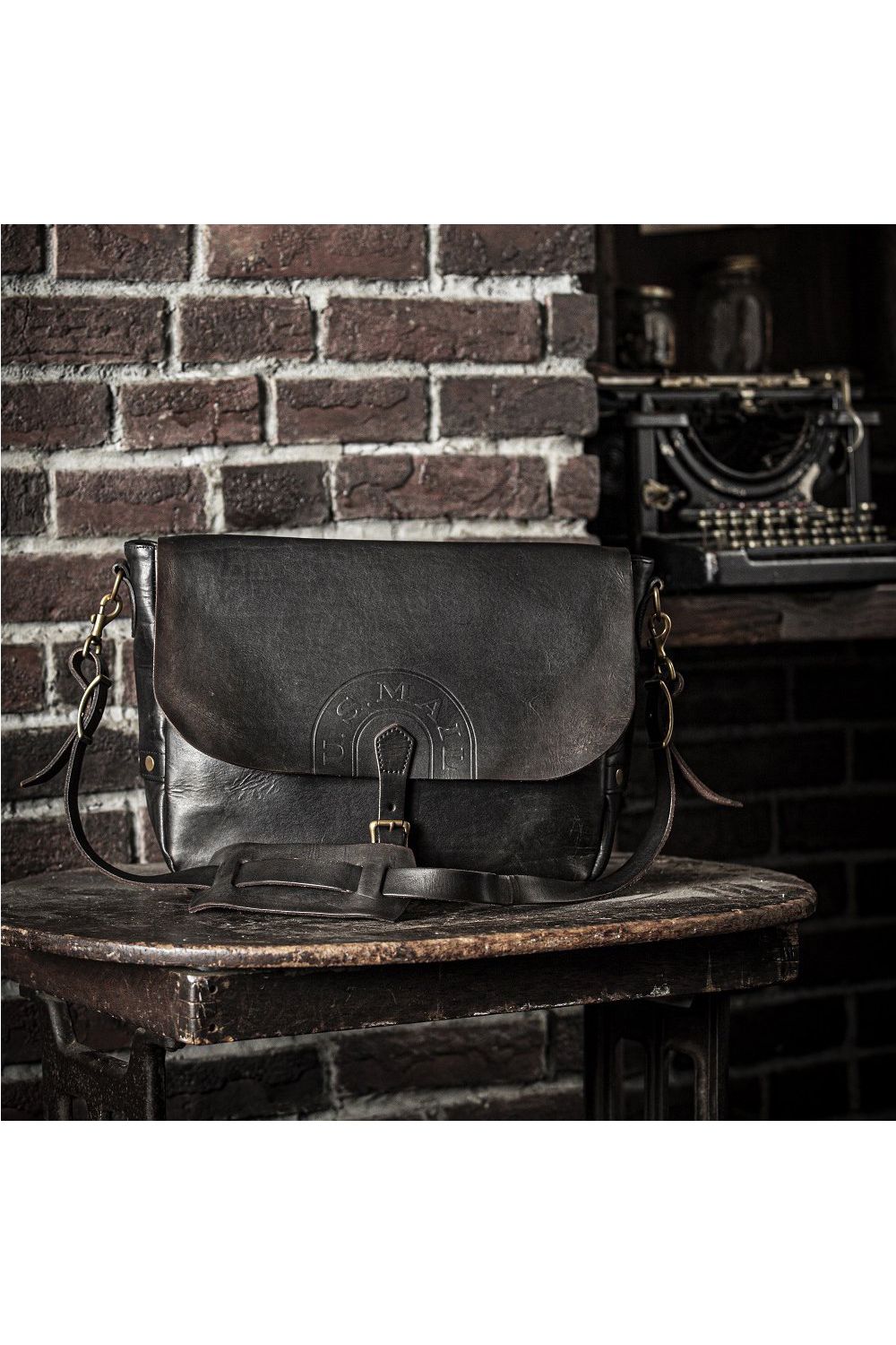 【25SS予約受付中｜12/17まで】LEATHER POSTMAN SHOULDER BAG - LARGE (U.S.MAIL) | ショルダーバッグ (ラージ) / 刻印あり
