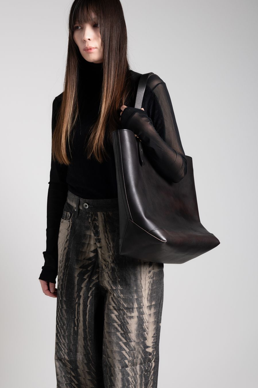【ラスト1点 / 25SS】LEATHER TRAVEL TOTE BAG - LARGE [BLACK] | トラベル トートバッグ (ラージ) / ブラック