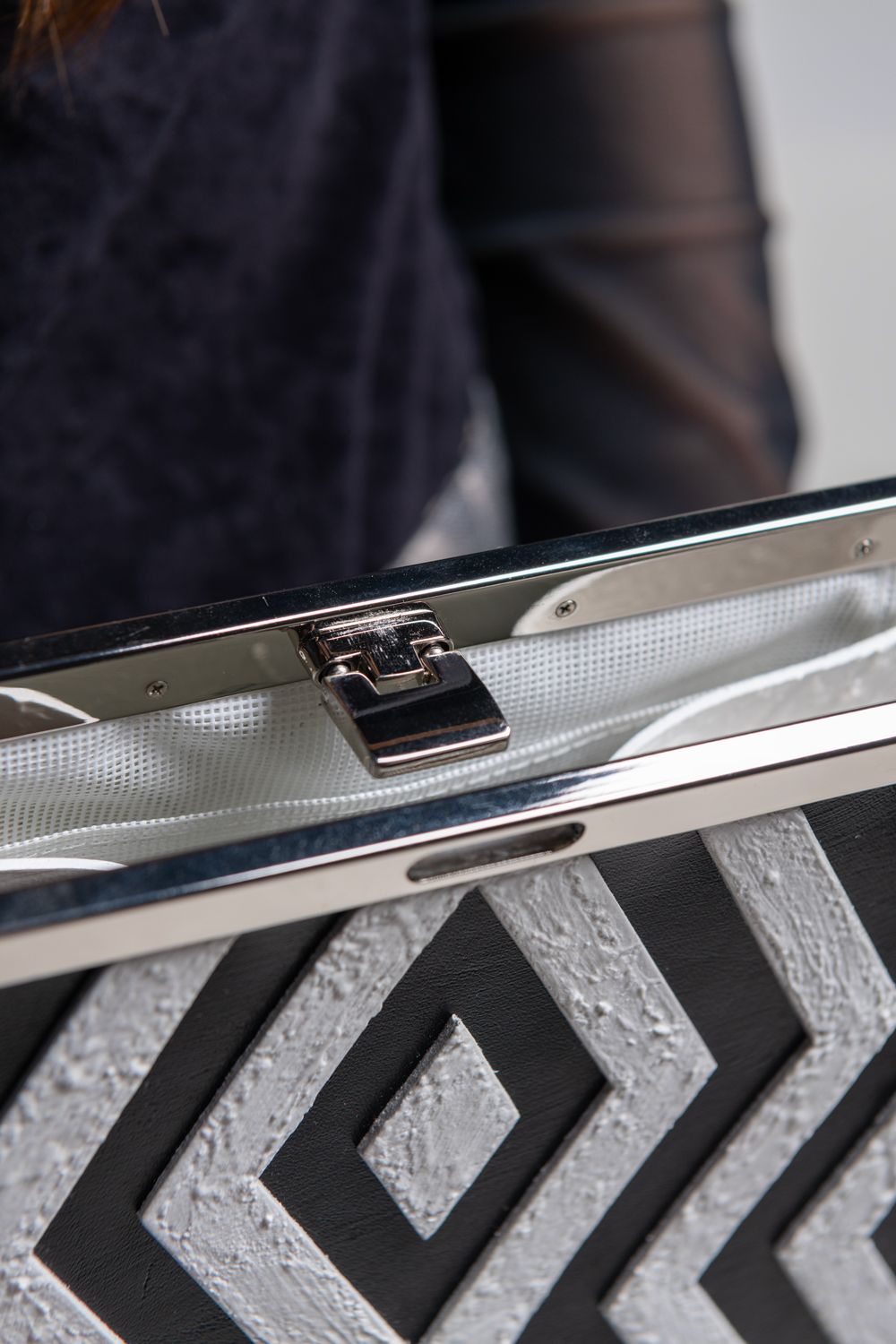 【お取り寄せ可能】ラッチショルダーバッグM [象嵌ホワイト] / w25-07-wh