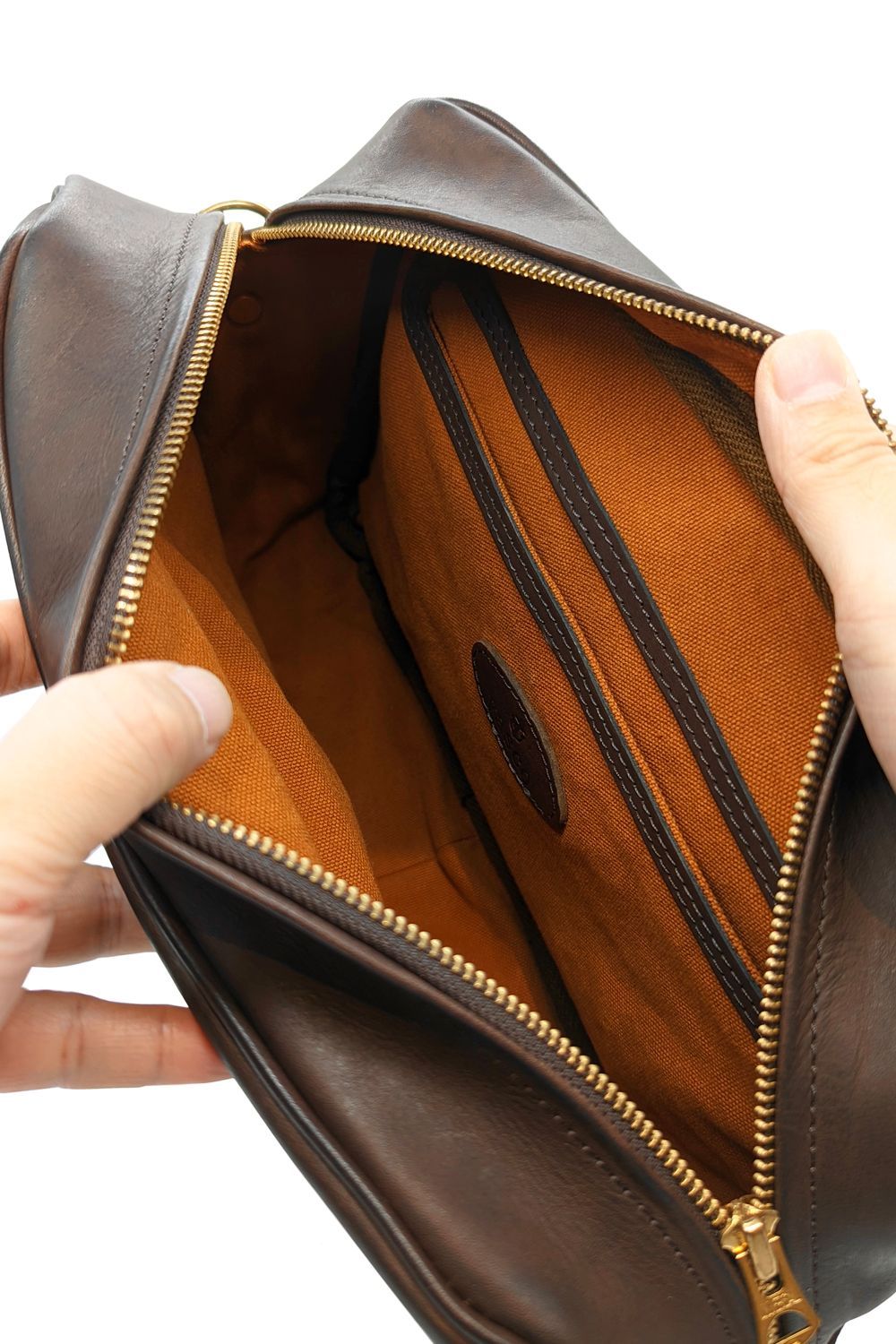 レザーワンダーショルダーバッグ [ブラウン] / LEATHER  WANDER SHOULDER BAG [BROWN]