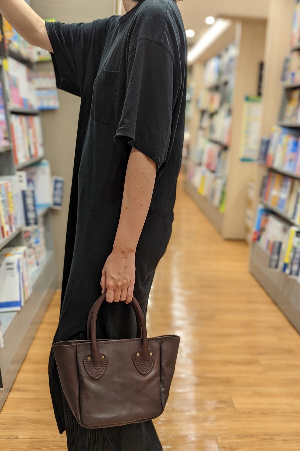【25SS予約受付中｜12/17まで】レザーオールドトートバッグ - スモール [ブラウン] / LEATHER OLD TOTE BAG - SMALL [BROWN]