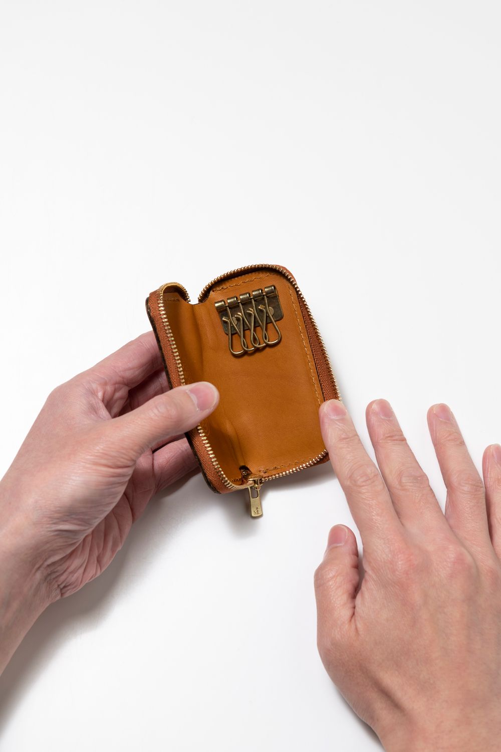 LEATHER VOYAGE ROUND ZIP KEY CASE [MEAL] | キーケース (ラウンドジップ) / キャメル