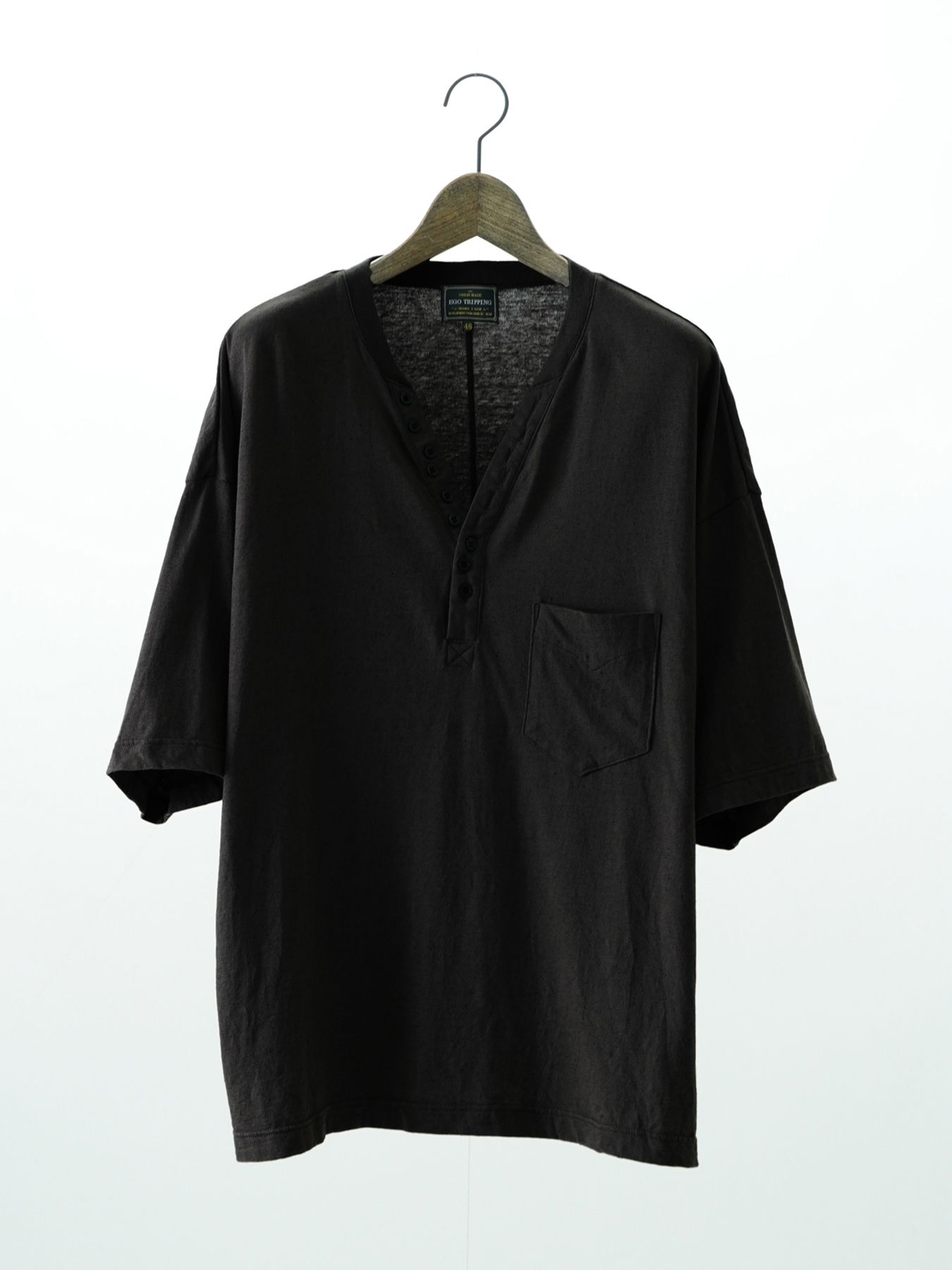 新品 エゴトリッピング QUENCH ヘンリーネック 46 EGO TRIPPING - QUENCH / ヘンリーネックTシャツ / ブラック | BRYAN