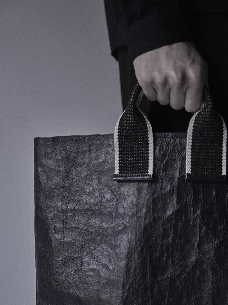 《予約品》 Dyneema® Leather トートバッグ  / ブラック / 即納