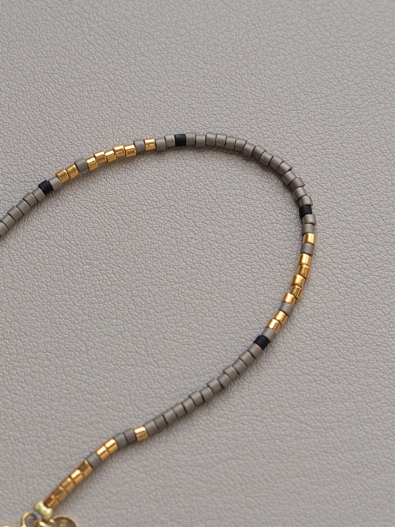 《予約品》 BEADS BRACELET / ブレスレット / グレー・ゴールド 【Iroquois.SENTI】