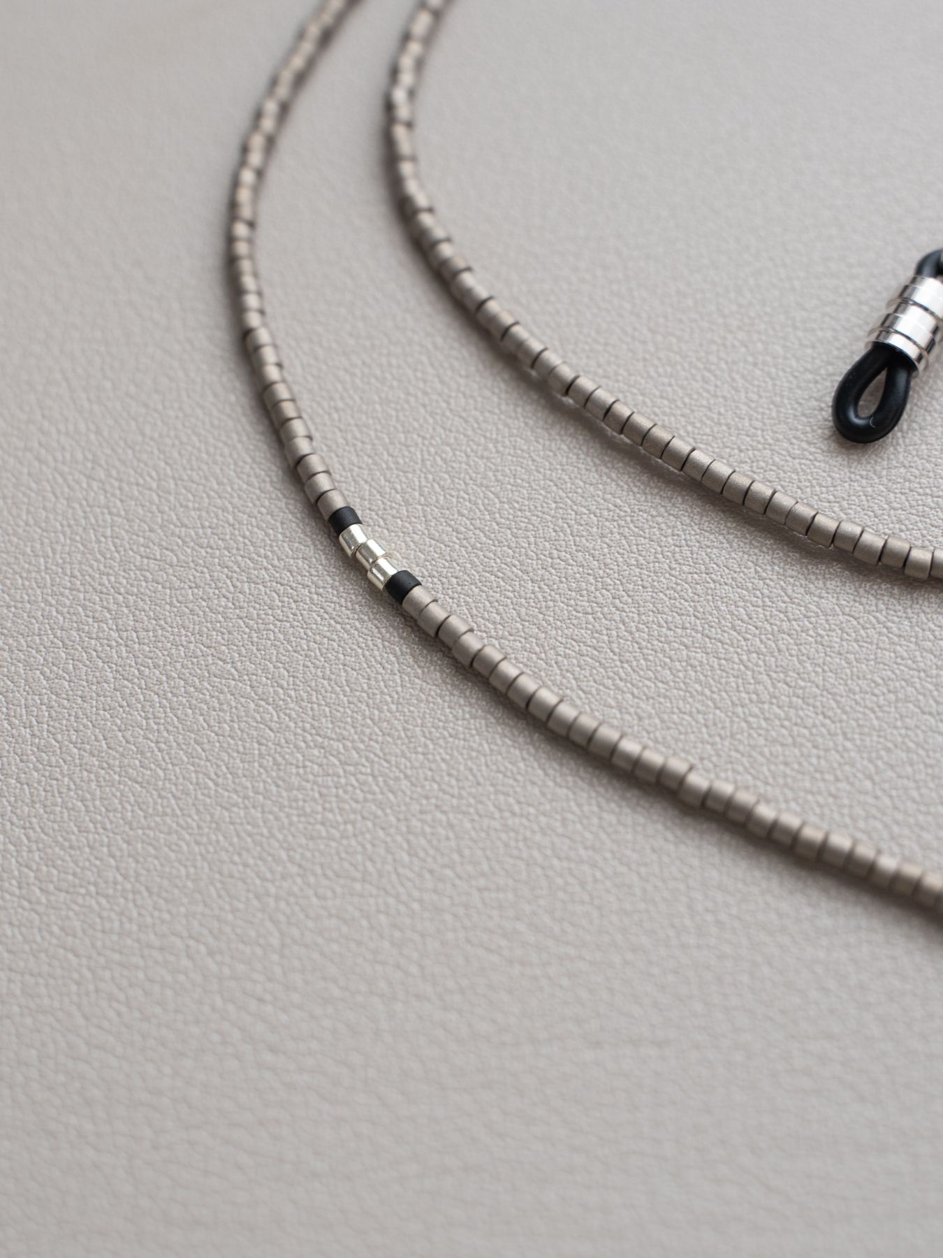 《予約品》 BEADS GLASS CORD&NECKLACE / グラスコード&ネックレス / グレー 【Iroquois.SENTI】