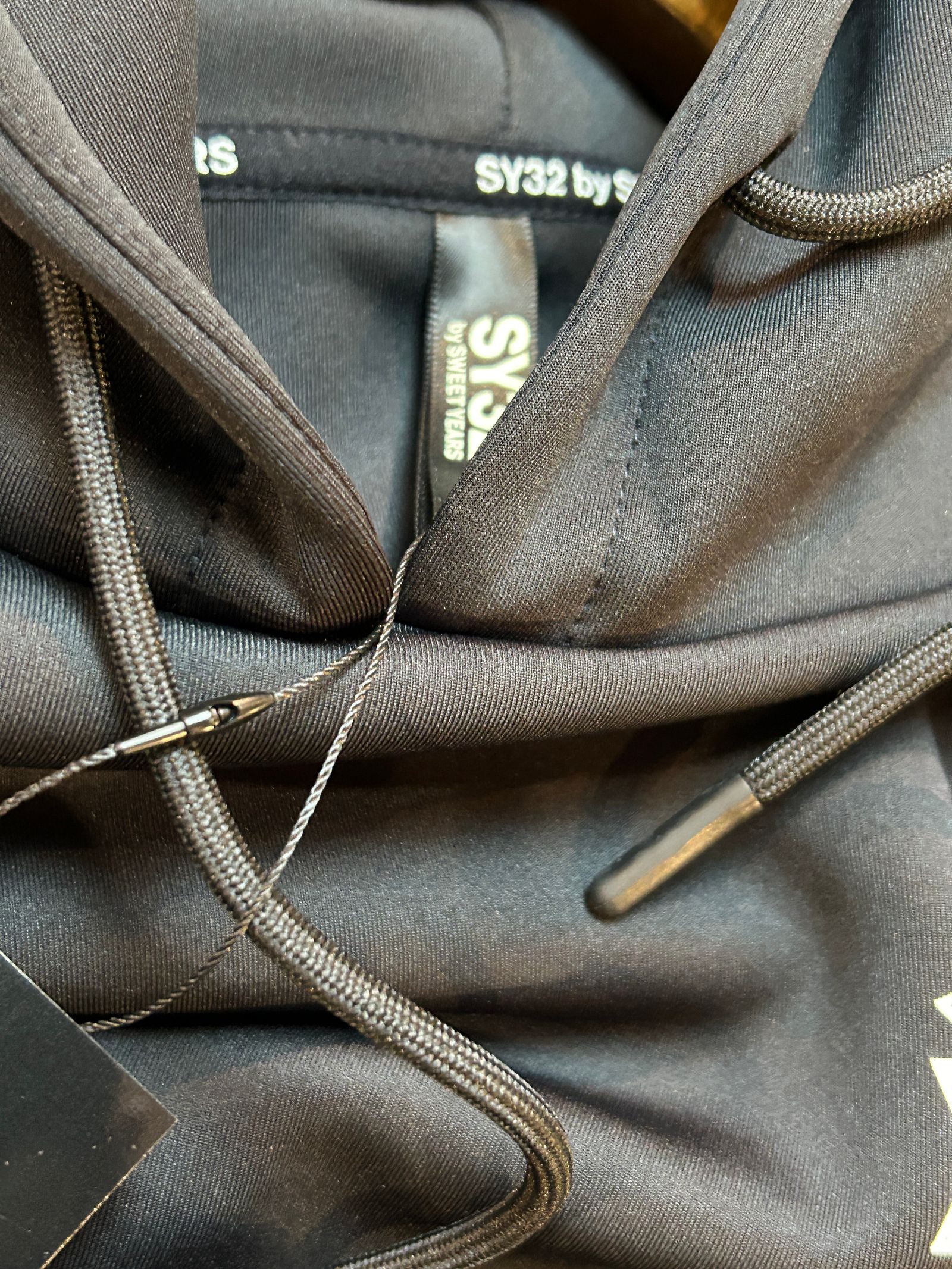 DOUBLE KNIT GOTHIC LOGO P/O HOODIE ブラック【SY32 by SWEET YEARS】