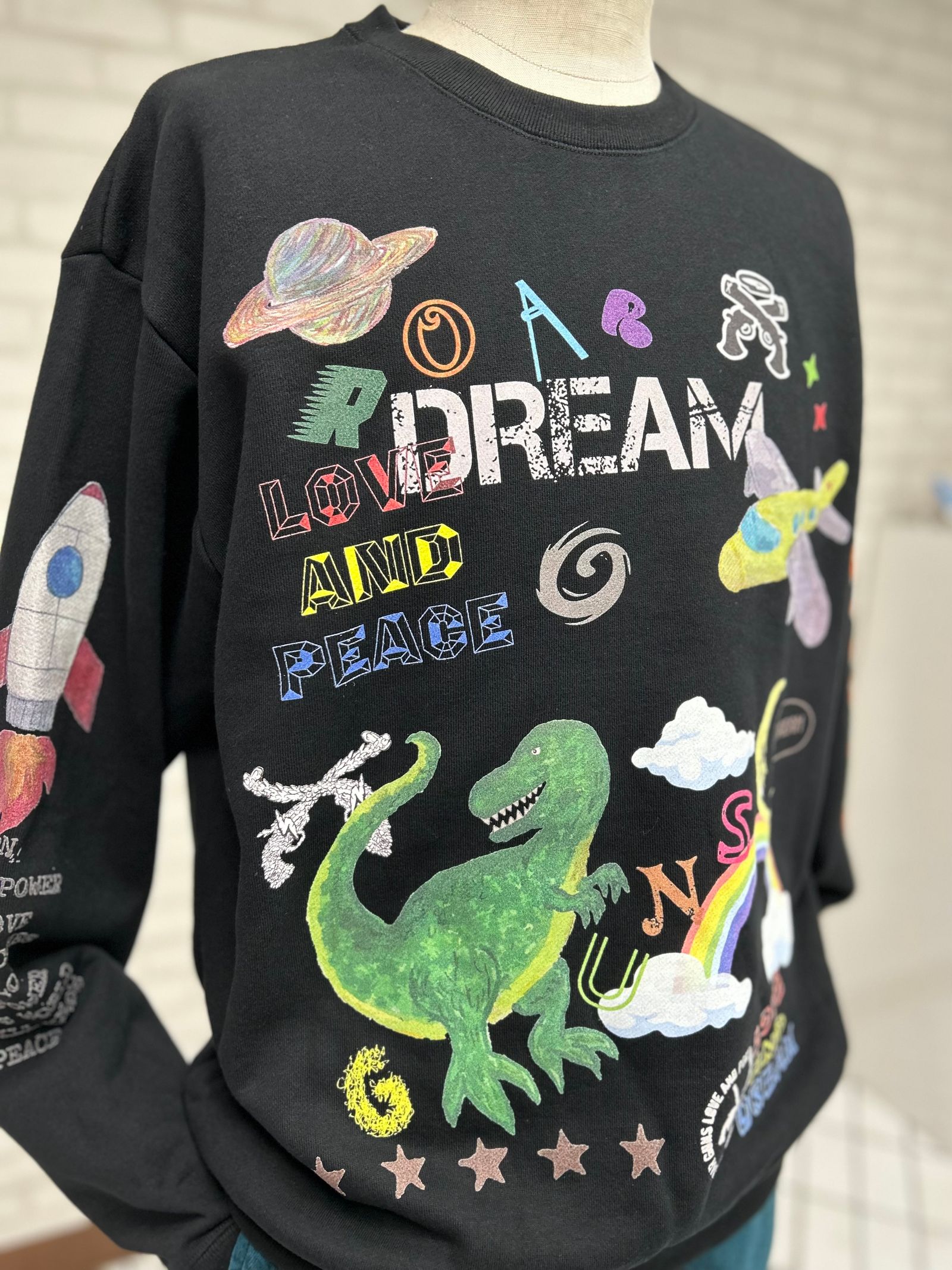 DINOSAUR CREWNECK  / スウェット / ブラック・カラフル  【roarguns 】