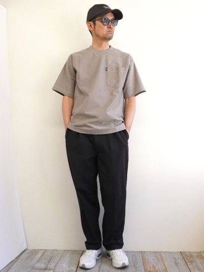 タックボタンプリントTシャツ / グレー
