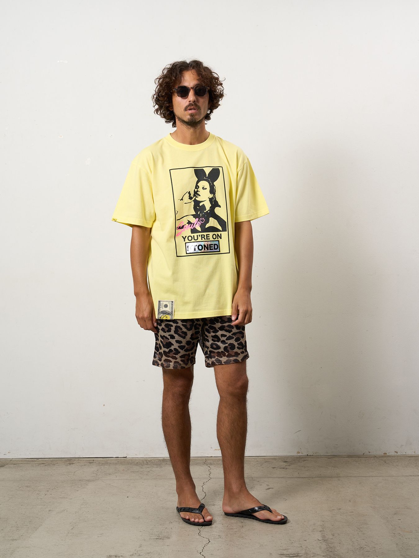 【予約品 10月16日(木) 締切】5.6ozコットン天竺 YOU'RE ON STONEDシークイン SSシャツ / イエロー