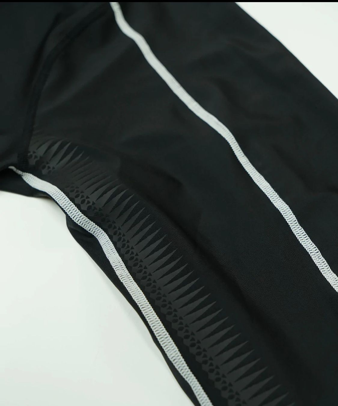 コラボEGO×Devilock ARROWHEAD RASHGUARD / ブラック×ホワイト  【EGO TRIPPING】