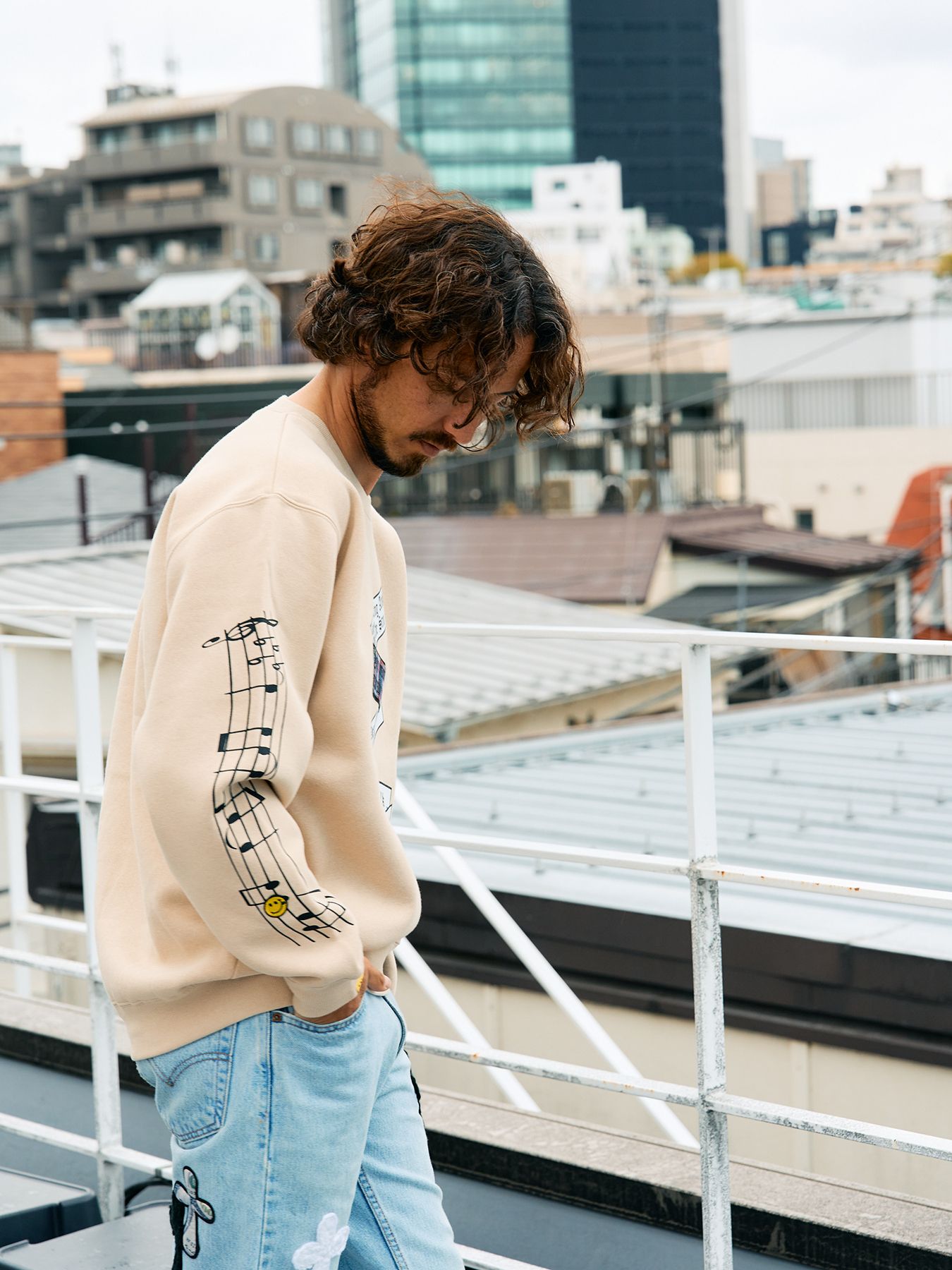 【予約品 5月8日(木) AM10時 締切】 TC裏毛起毛 リリック リボン シークインMUSICプリント スウェットシャツ / ベージュ