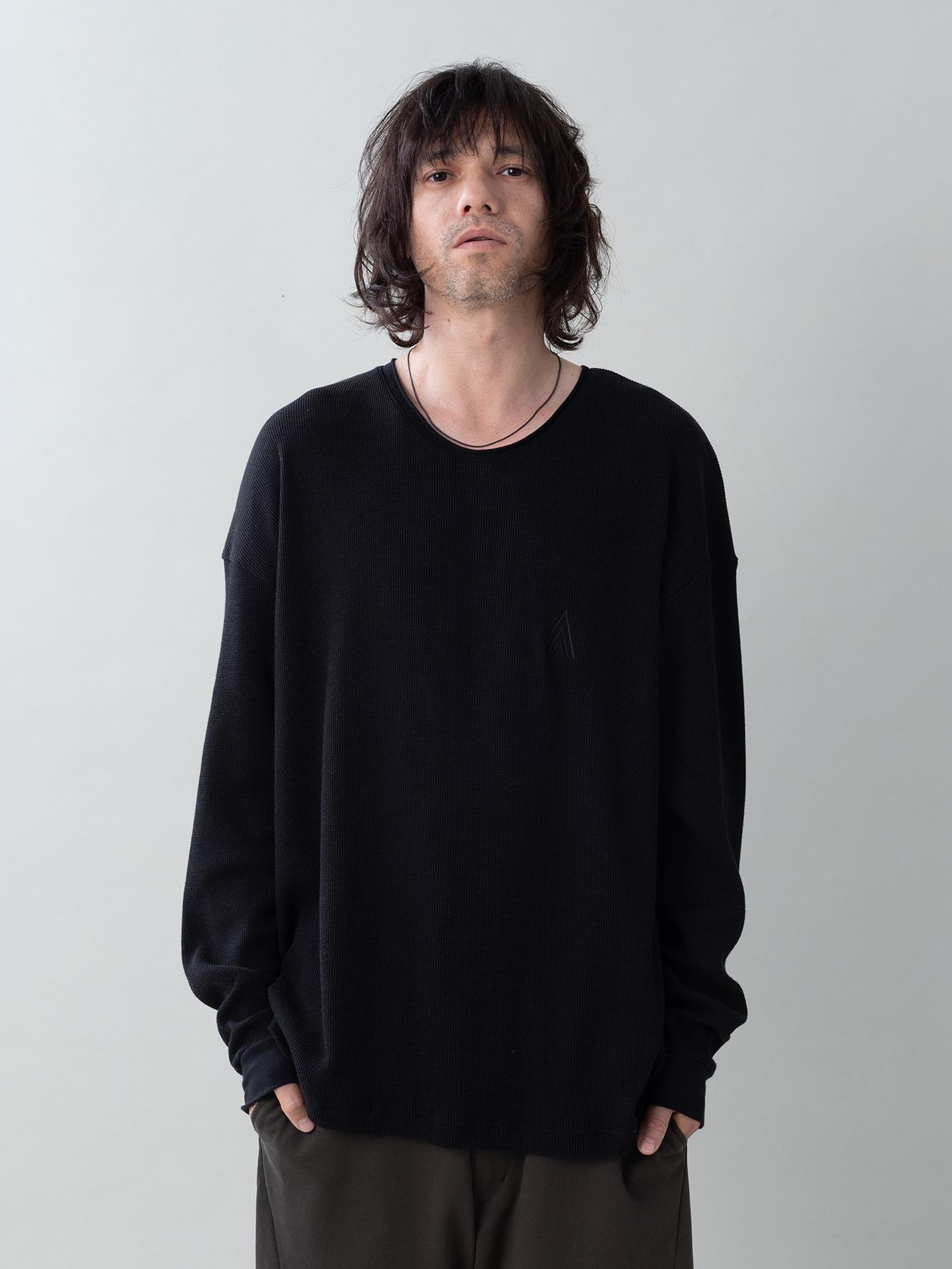 【予約品 5月27日(水) 締切】WOOLTHERMAL-TEE embroidery / アイコン刺繍 ローリングネックTシャツ / ブラック