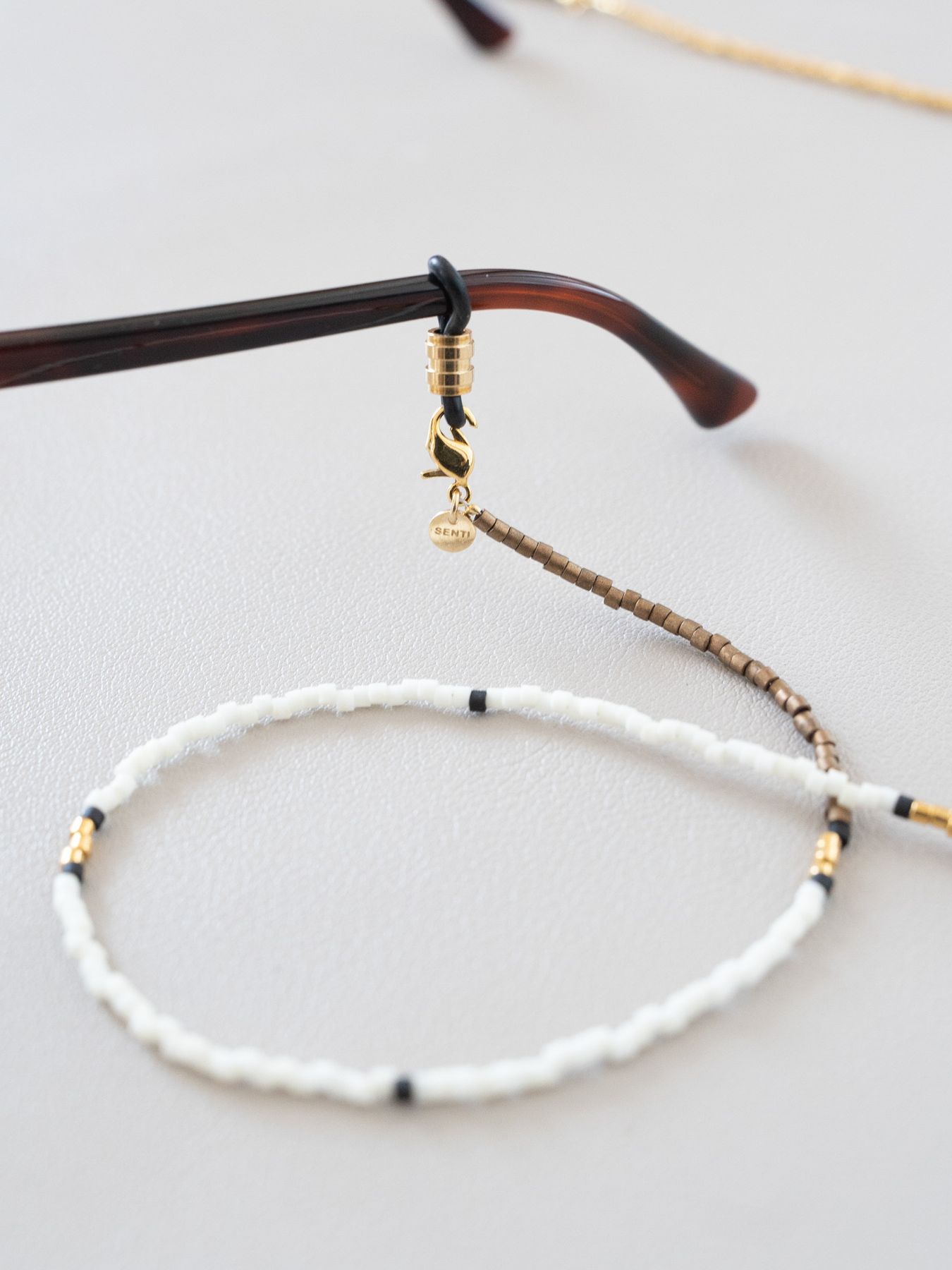 《予約品》 BEADS GLASS CORD&NECKLACE / グラスコード&ネックレス / ホワイト・ゴールド 【Iroquois.SENTI】