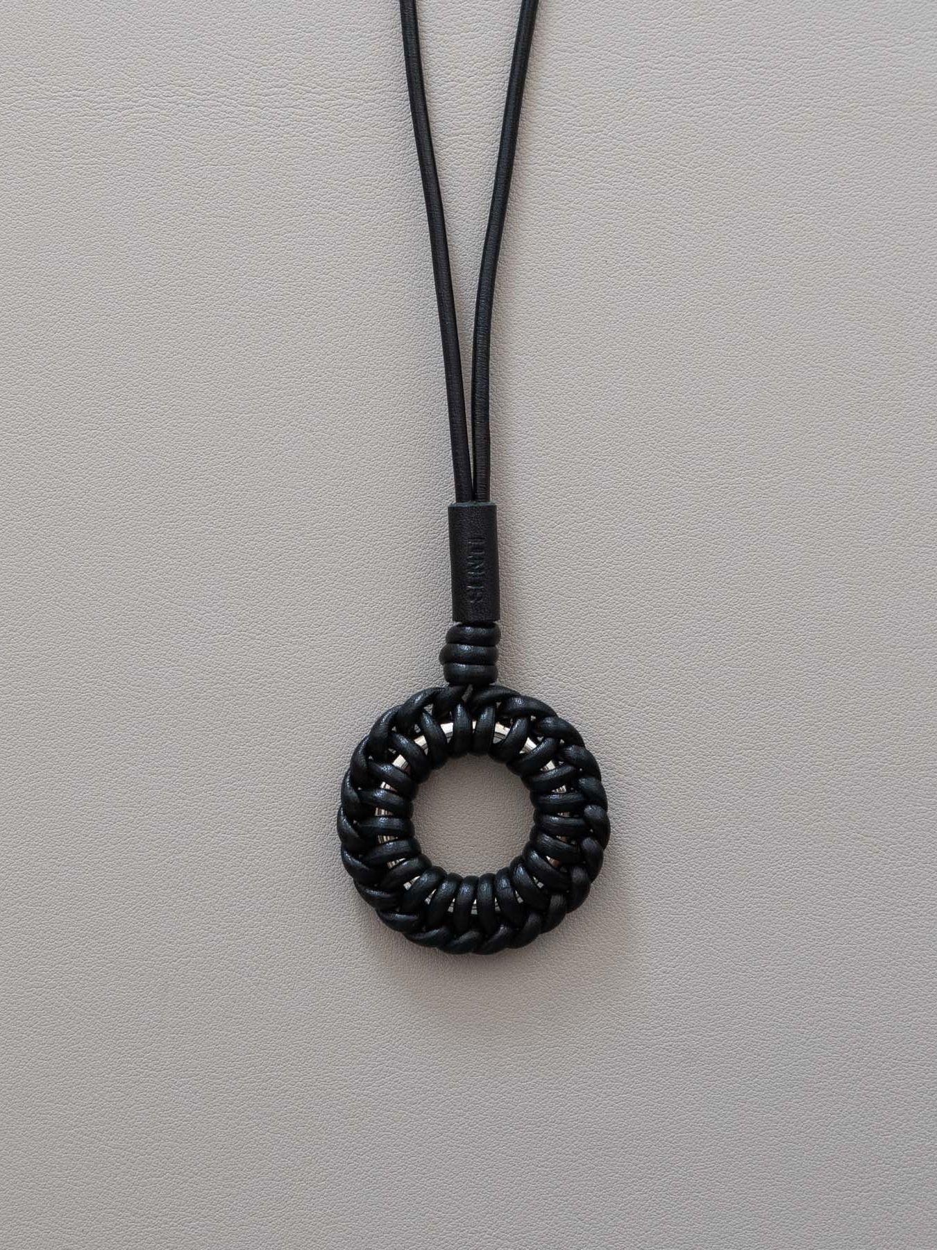 《予約品》 LEATHER BRAID CIRCLE NECKLACE / ネックレス / ブラック 【Iroquois.SENTI】