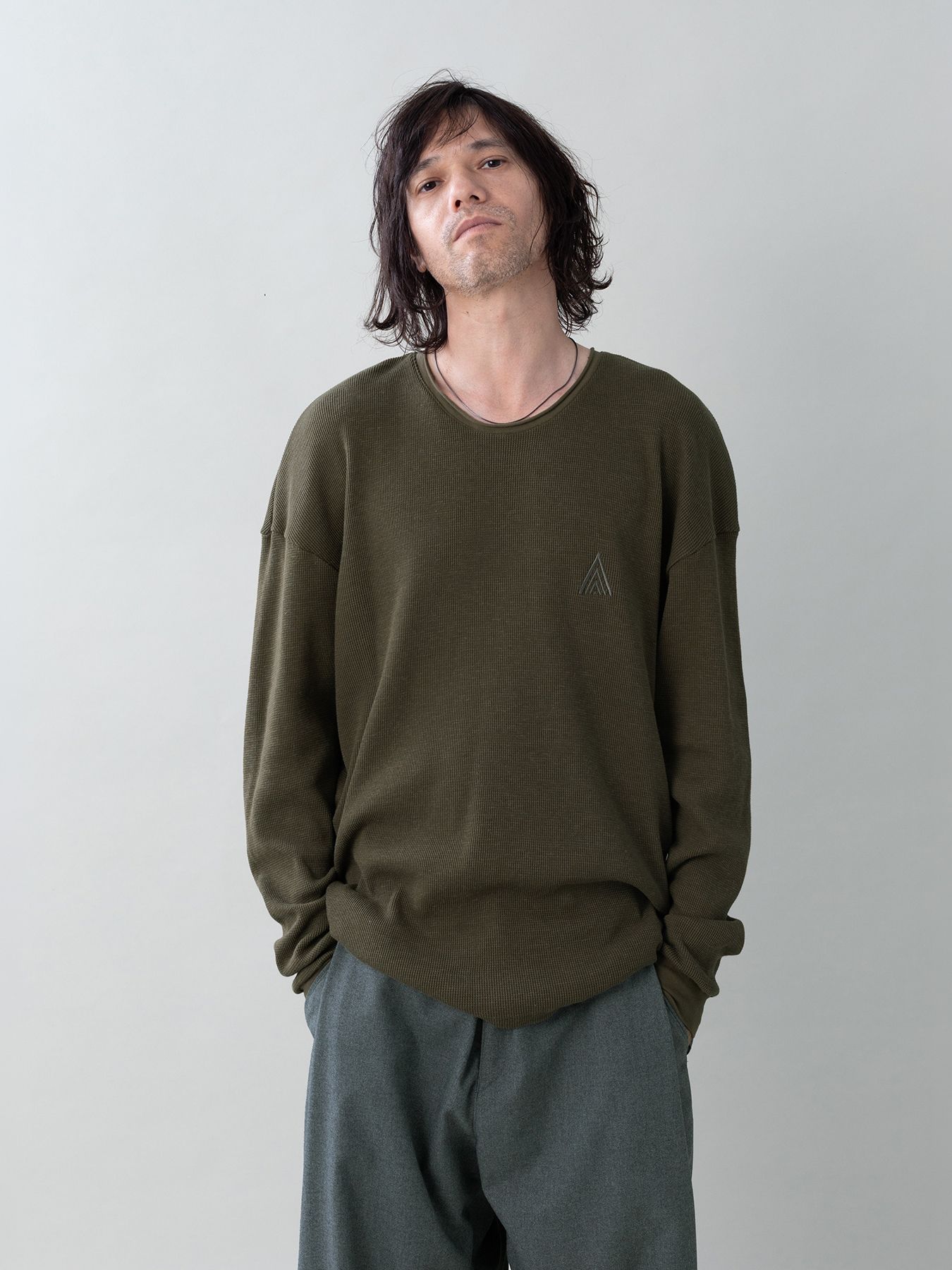【予約品 5月27日(水) 締切】WOOLTHERMAL-TEE embroidery / アイコン刺繍 ローリングネックTシャツ / オリーブ