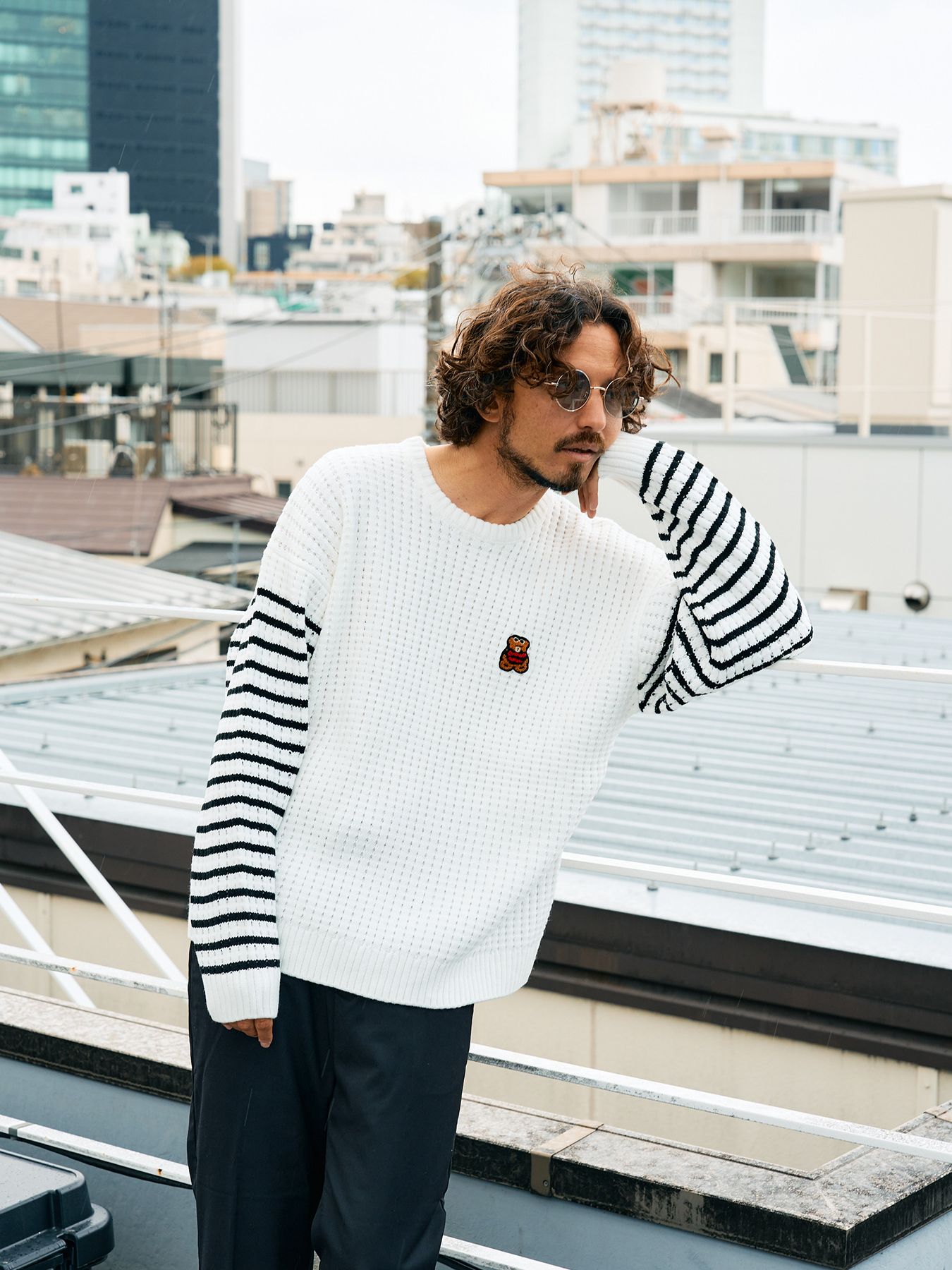 【予約品 5月8日(木) AM10時 締切】 アクリルバルキービックワッフルボーダーカートベアワッペン ワイドシルエットプルオーバー / ホワイト