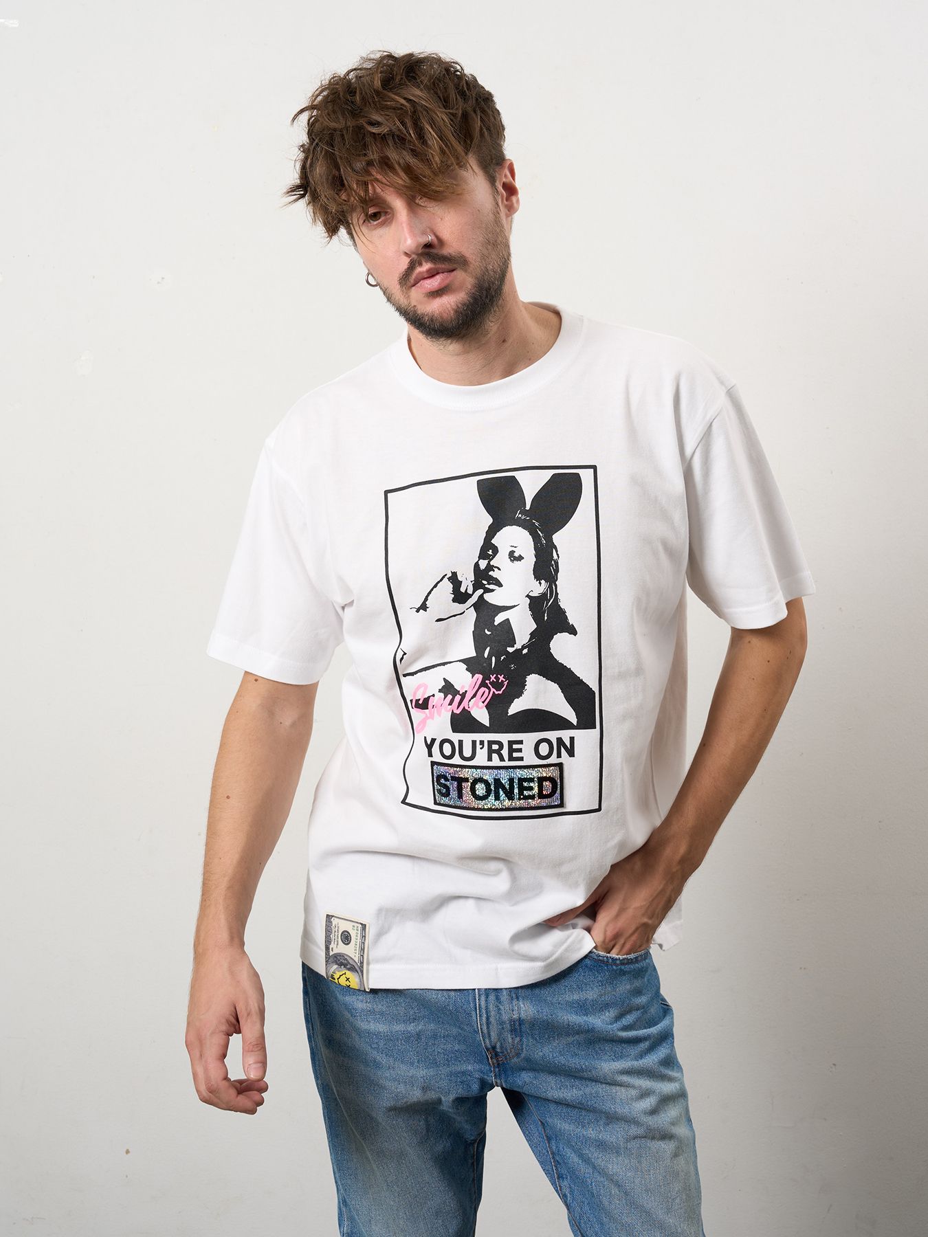 【予約品 10月16日(木) 締切】5.6ozコットン天竺 YOU'RE ON STONEDシークイン SSシャツ / ホワイト