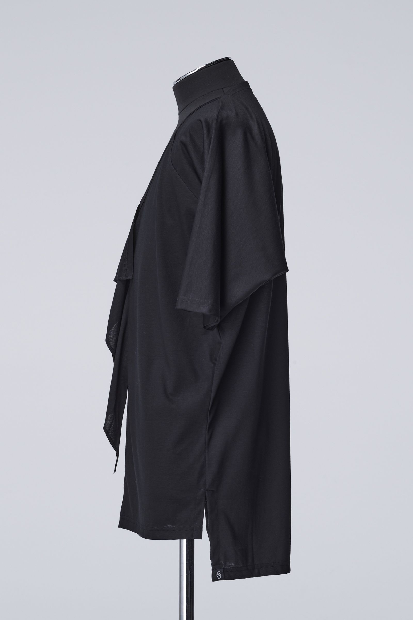 《予約》 Viscose Organic Frill V Dolman T-Shirt / ブラック 【THE ONENESS】 12月以降入荷予定