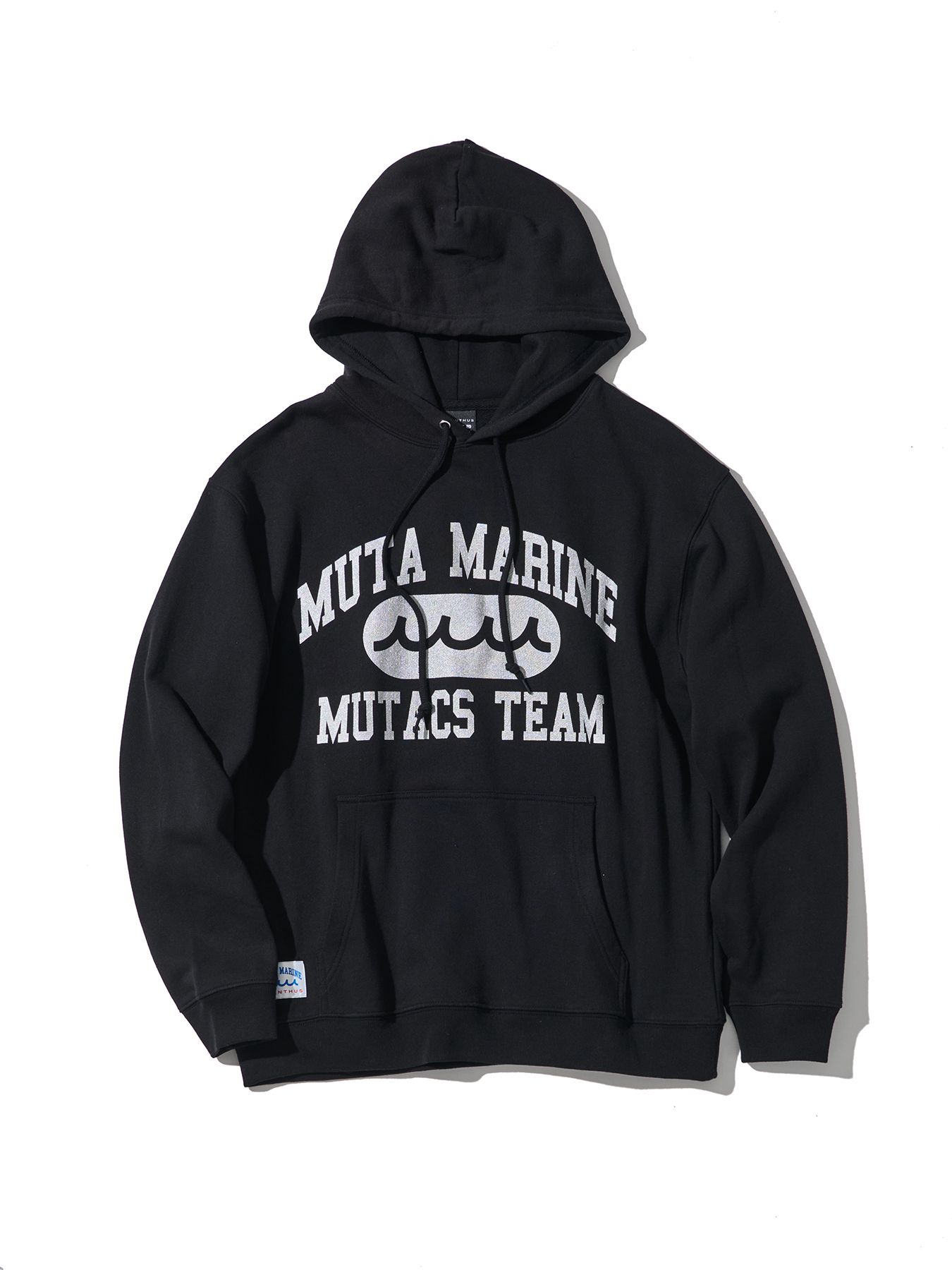 【予約品 10月9日(木) 締切】muta College Logo Hooded Sweatshirt / パーカー / ブラック【Acanthus × muta MARINE】