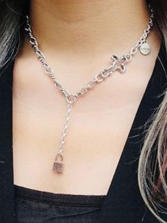 《受注生産》OPEN CROSS & TWIST CHAIN NECKLACE with PADLOCK pink silver / オープンクロス＆ツイストチェーンネックレス ウィズピンクシルバーパドロック 【GOD SIZE】 注文から3～5週間後