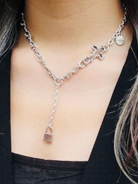 《受注生産》OPEN CROSS & TWIST CHAIN NECKLACE with PADLOCK pink silver / オープンクロス＆ツイストチェーンネックレス ウィズピンクシルバーパドロック 【GOD SIZE】 注文から3～5週間後