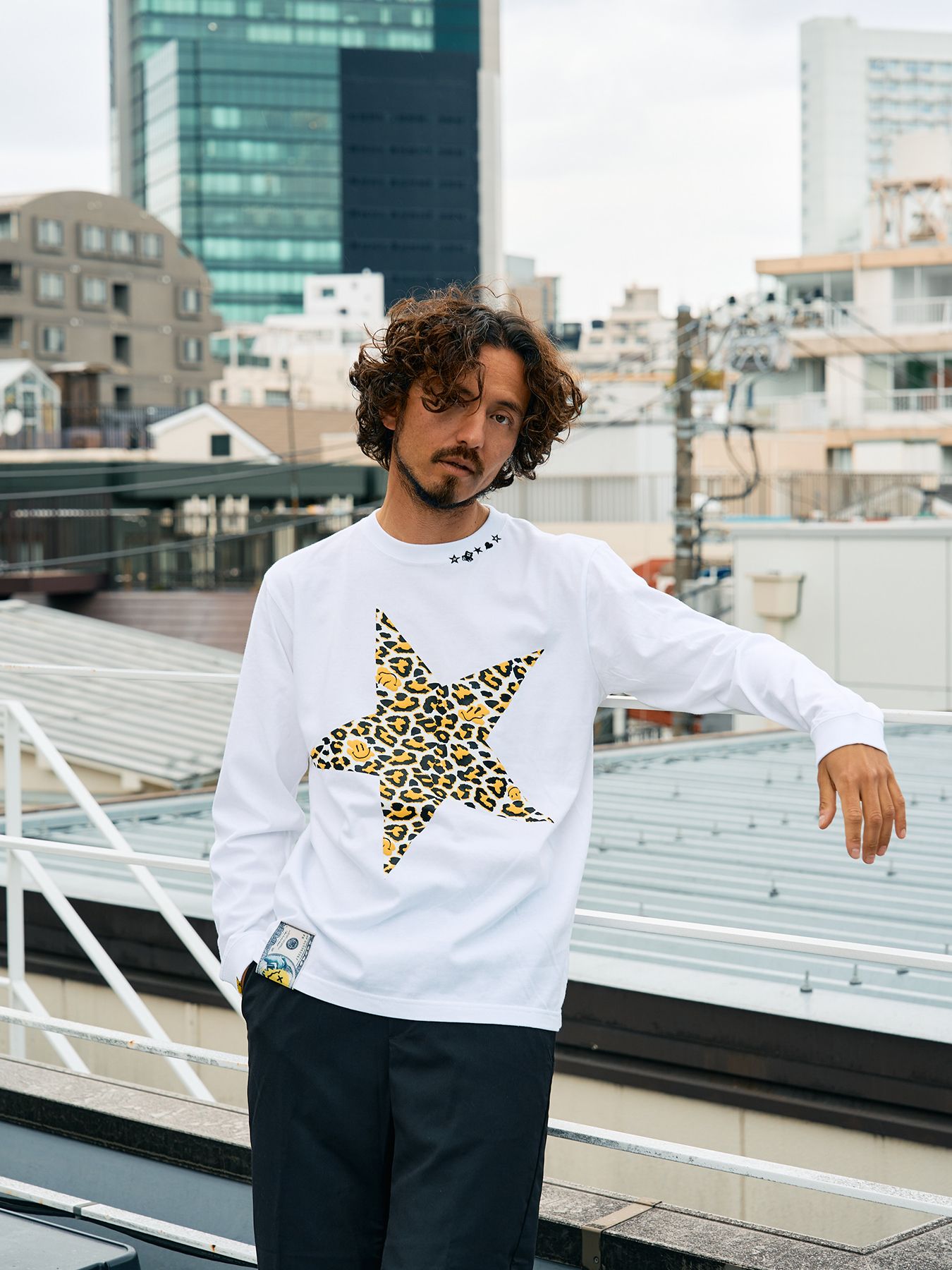 【予約品 5月8日(木) AM10時 締切】 5.6ozコットン天竺 レオパードスタースマイル発泡プリント LS Tシャツ / ホワイト
