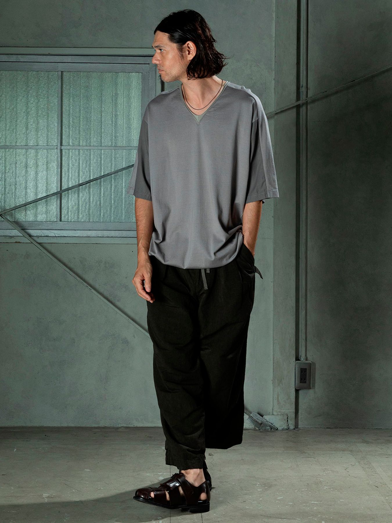 【予約品 11月9日(月) 締切】DUALTEXTEE / 切り替え VネックTシャツ / グレー
