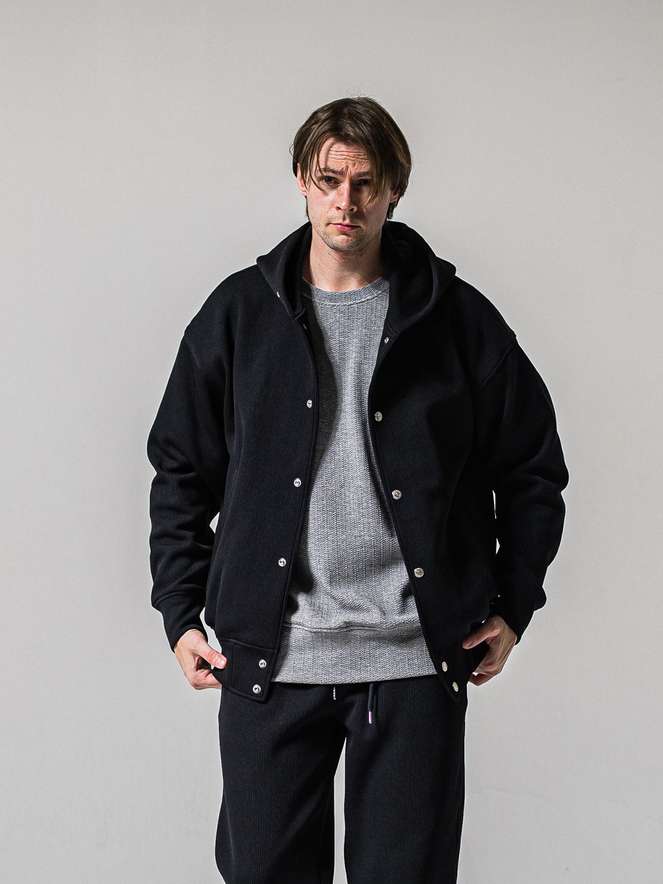 【予約品 11月16日(日) 締切】AZE VARSITY HOODIE / 畔編みニット フード付きスタジャン / ブラック