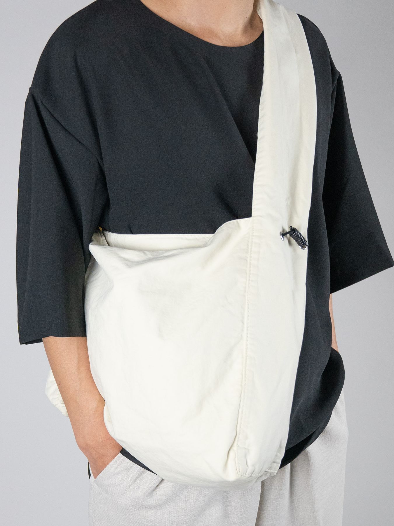 LEATHER CORD SHOULDER BAG / ショルダーバッグ / ホワイト 【Iroquois.SENTI】