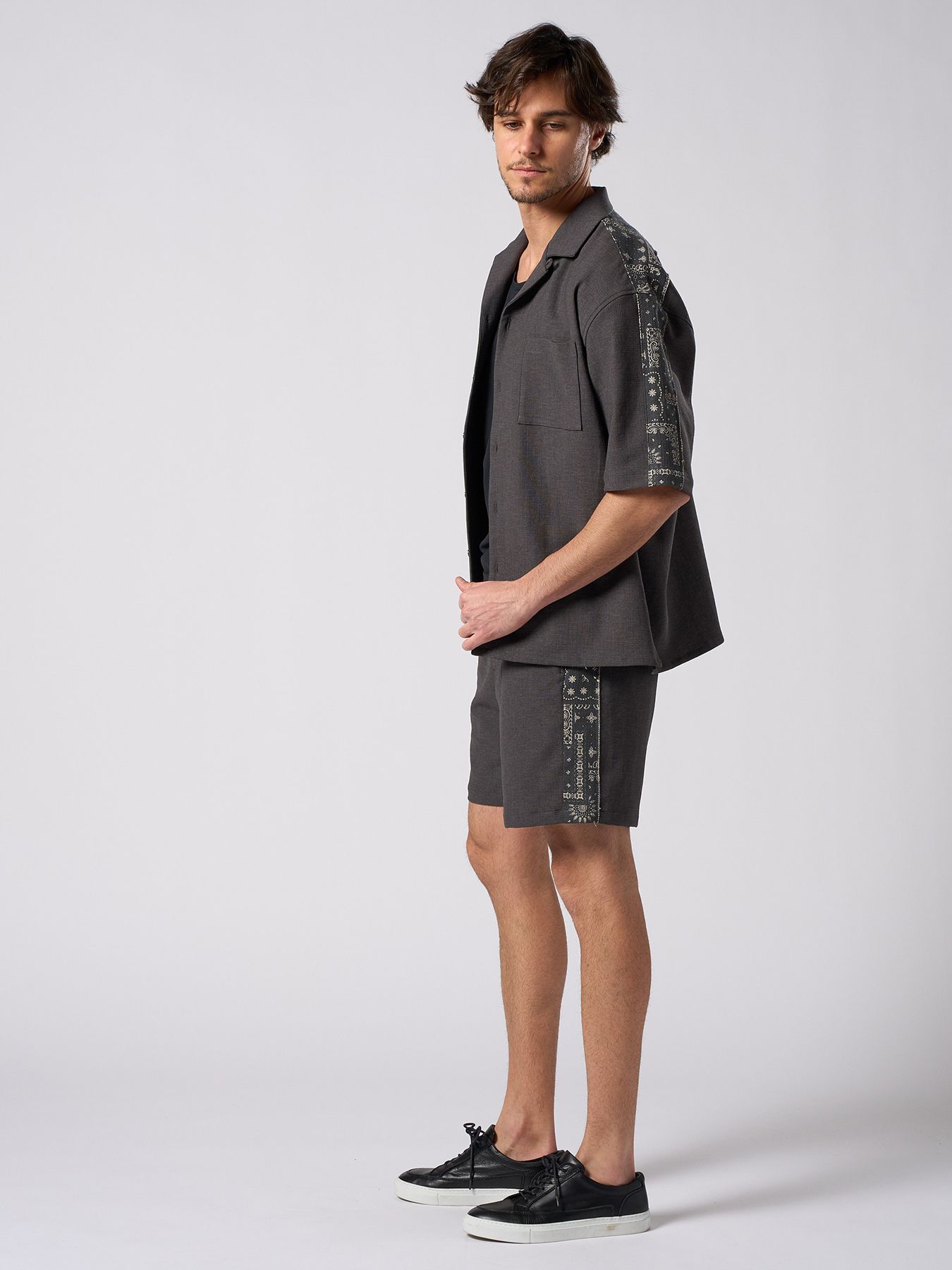 【予約品 1月25日(日) 締切】bandana print panel shorts / バンダナプリントパネル ショーツ / チャコール