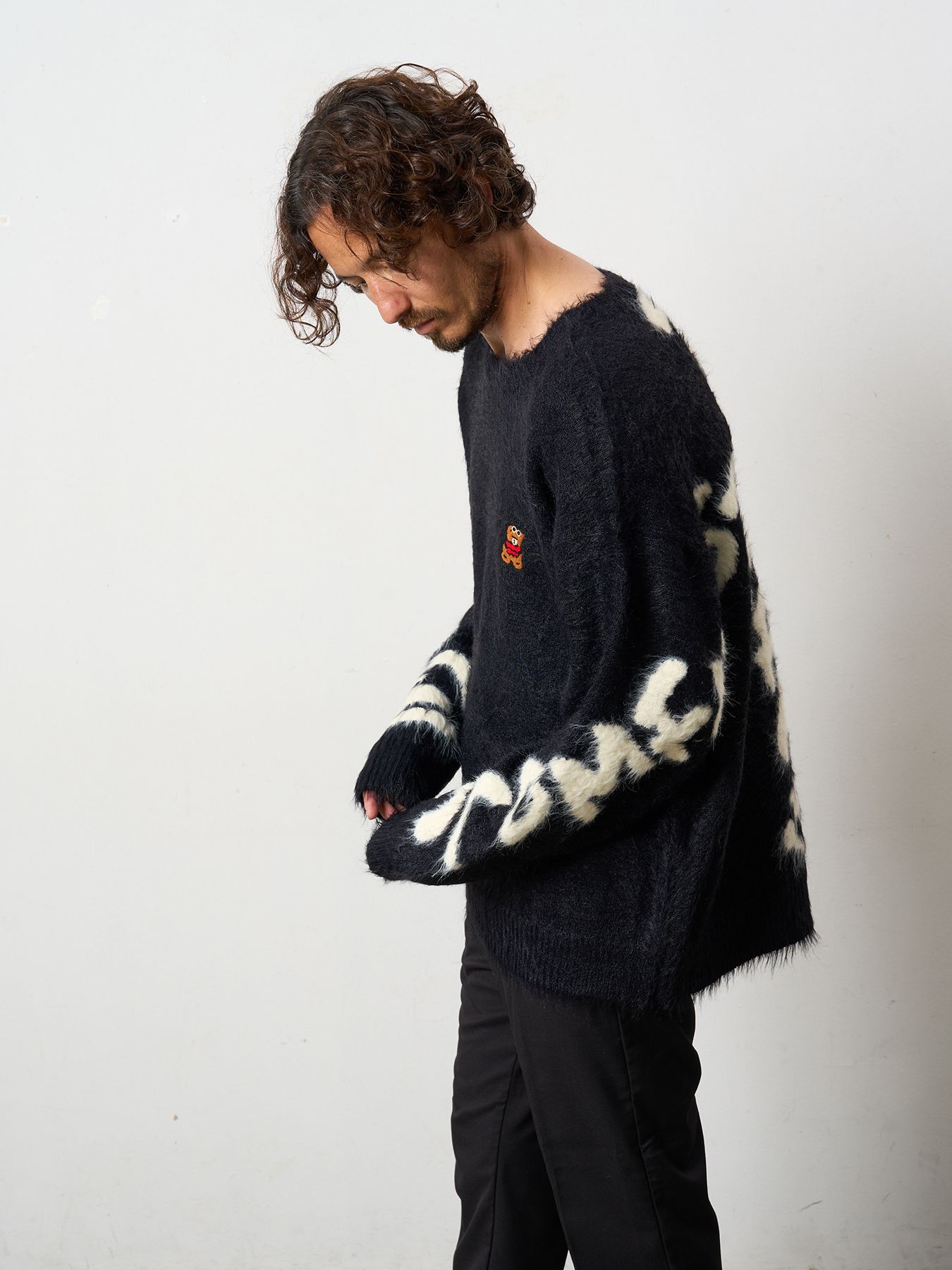 【予約品 5月8日(木) AM10時 締切】 ナイロンフェザーヤーン ビックロゴクロスインターシャシャギープルオーバー / ブラック