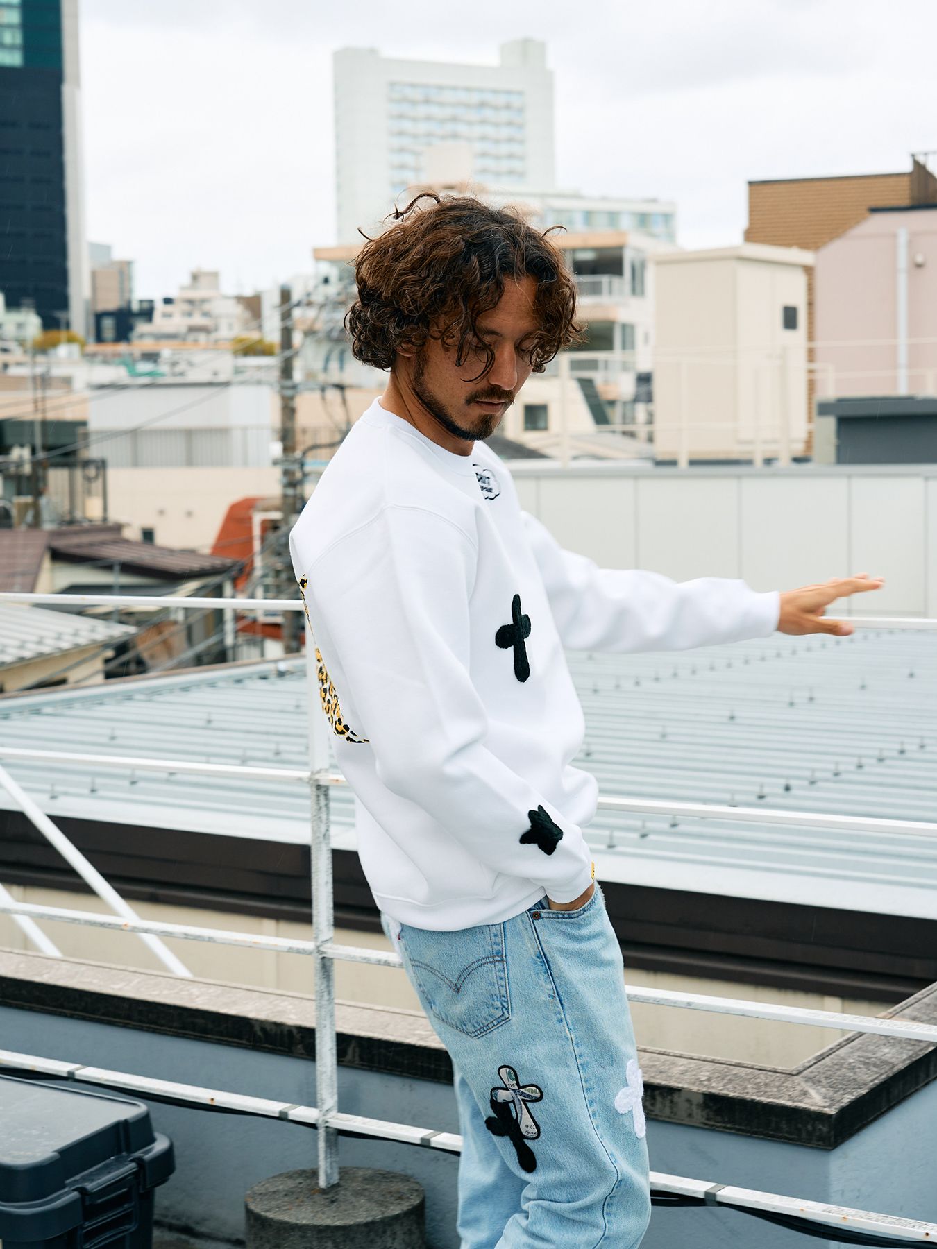【予約品 5月8日(木) AM10時 締切】 TC裏毛起毛 レオパードスター発泡プリント&マルチパッチワーク スウェットシャツ / ホワイト