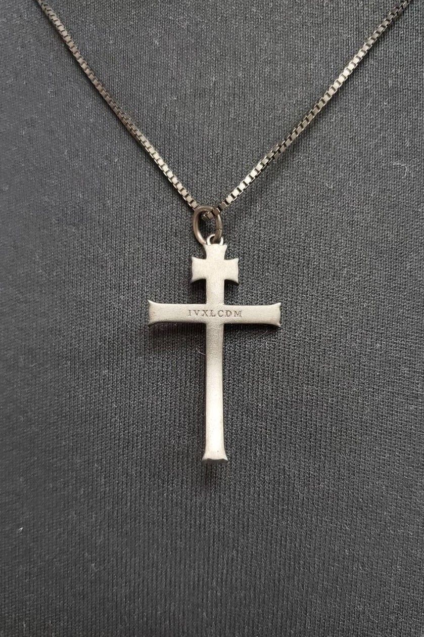 IIV CROSS PENDANT / SV.MATTE BK.RUBY