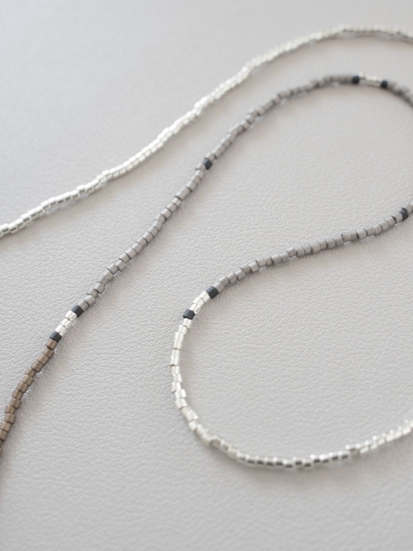 《予約品》 BEADS GLASS CORD&NECKLACE / グラスコード&ネックレス / グレー・シルバー 【Iroquois.SENTI】
