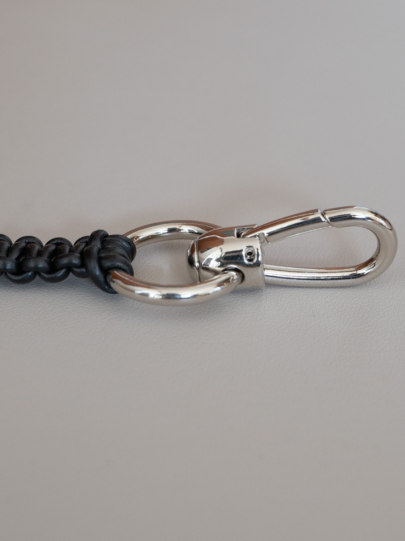 《予約品》 LEATHER BRAID HOOK CARABINER / キーホルダー / ブラック 【Iroquois.SENTI】